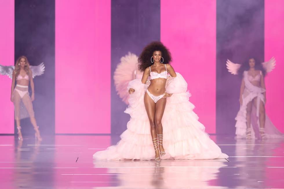 Victoria’s Secret defilesi 6 yıl aradan sonra geri döndü: Melekler podyumda! 29