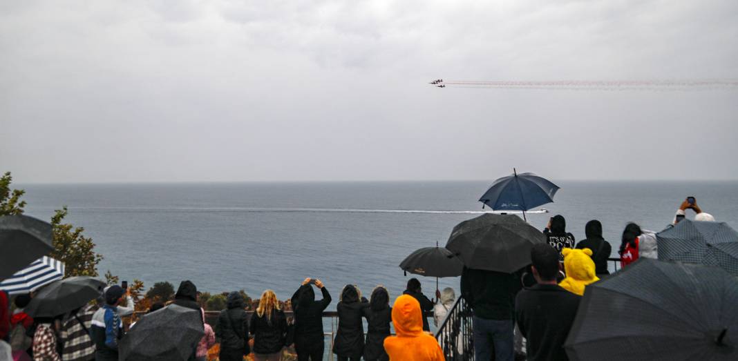 Türk Yıldızları, Antalya'da Atatürk için gösteri yaptı 6