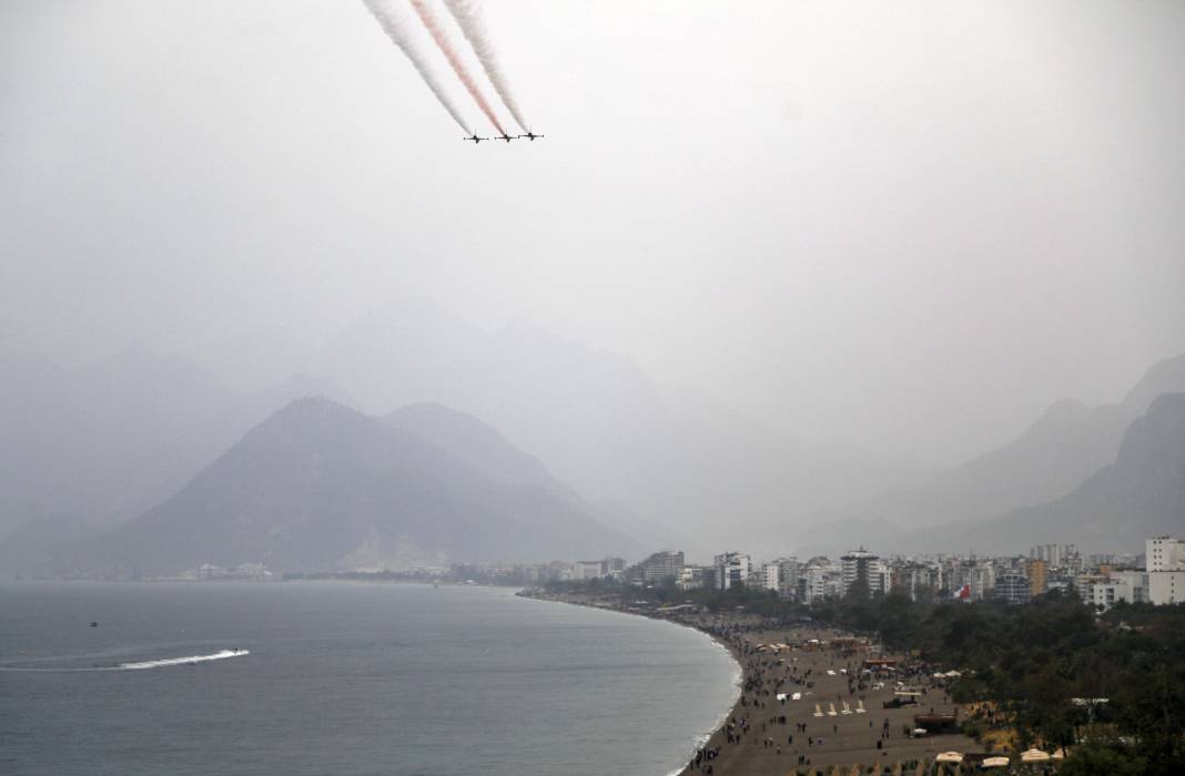 Türk Yıldızları, Antalya'da Atatürk için gösteri yaptı 4