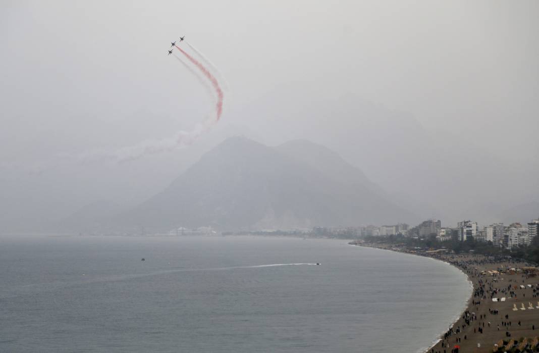 Türk Yıldızları, Antalya'da Atatürk için gösteri yaptı 1