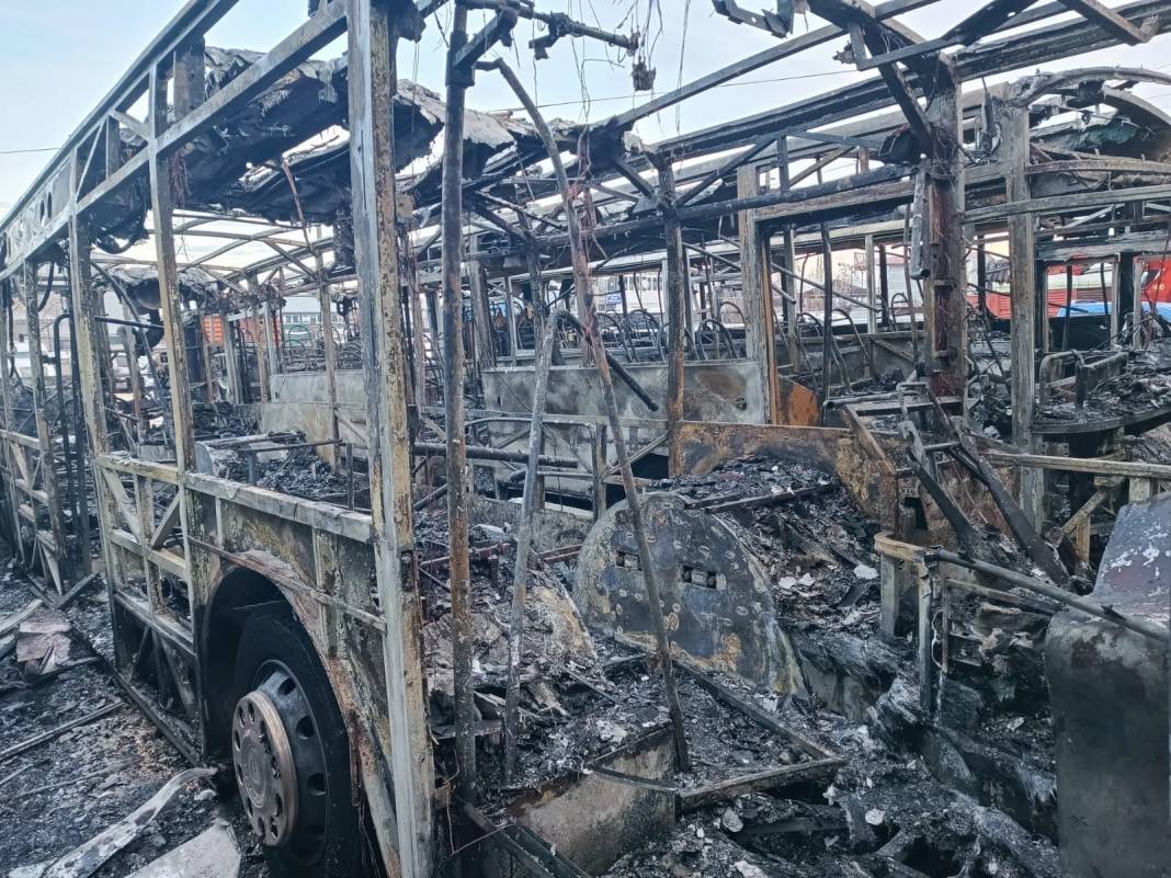 Burdur’da yangın: 5 halk otobüsü kullanılamaz halde 2