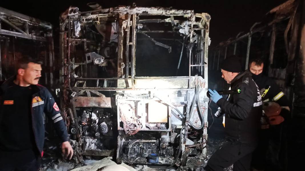 Burdur’da yangın: 5 halk otobüsü kullanılamaz halde 4
