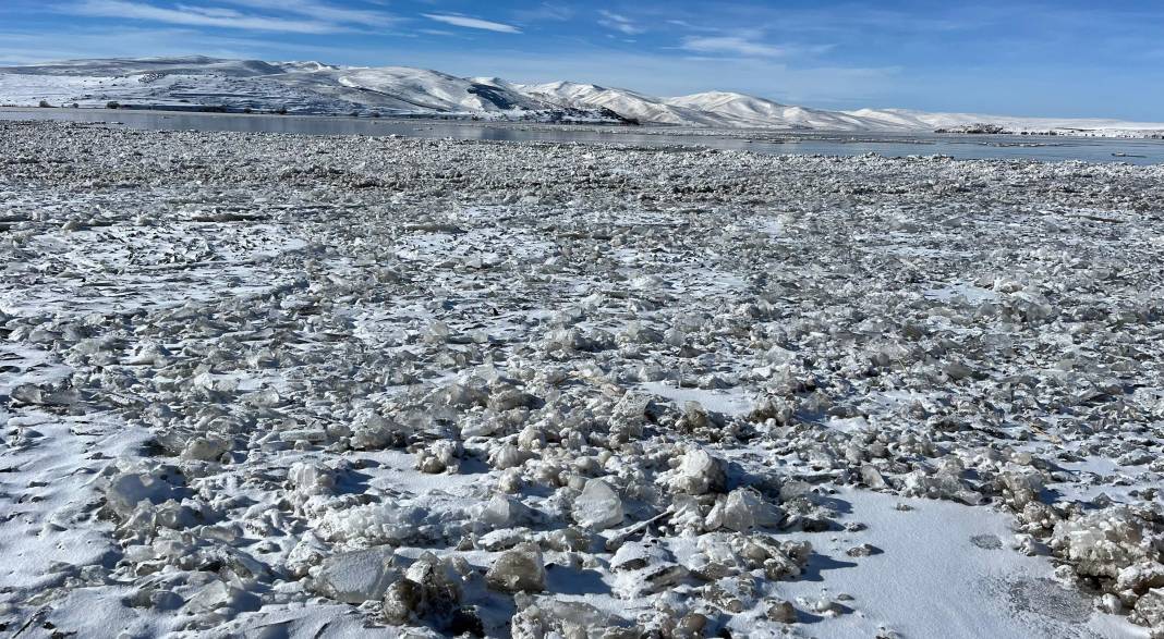 Çıldır Gölü’nde fırtına buzları parçaladı, Antarktika görüntüleri oluştu 1