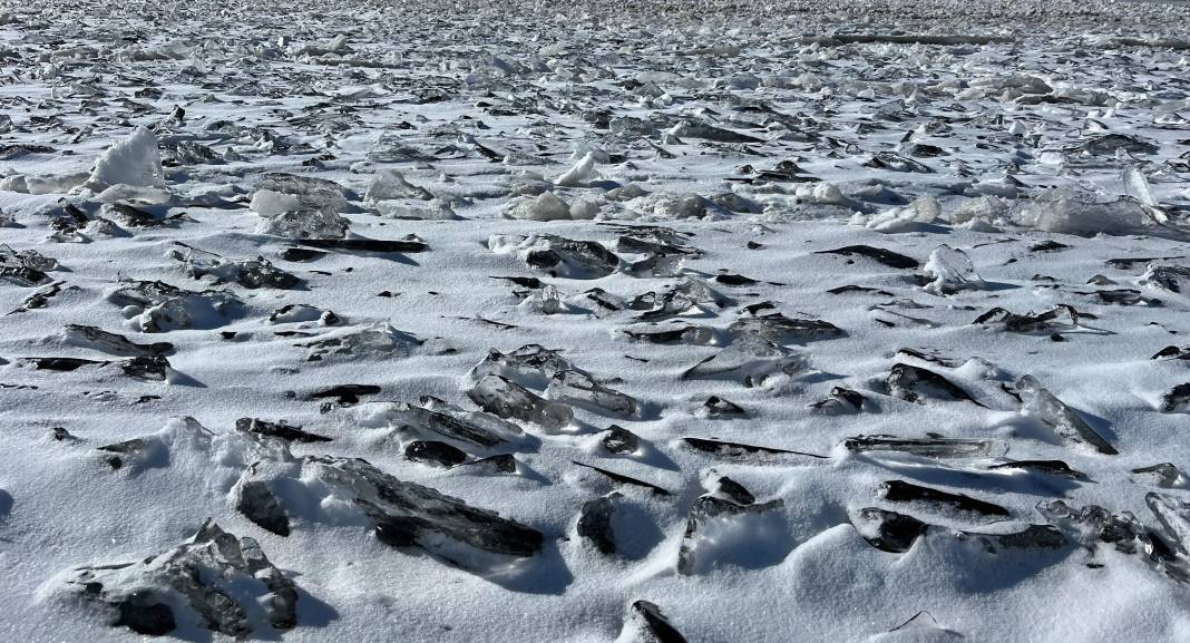 Çıldır Gölü’nde fırtına buzları parçaladı, Antarktika görüntüleri oluştu 3