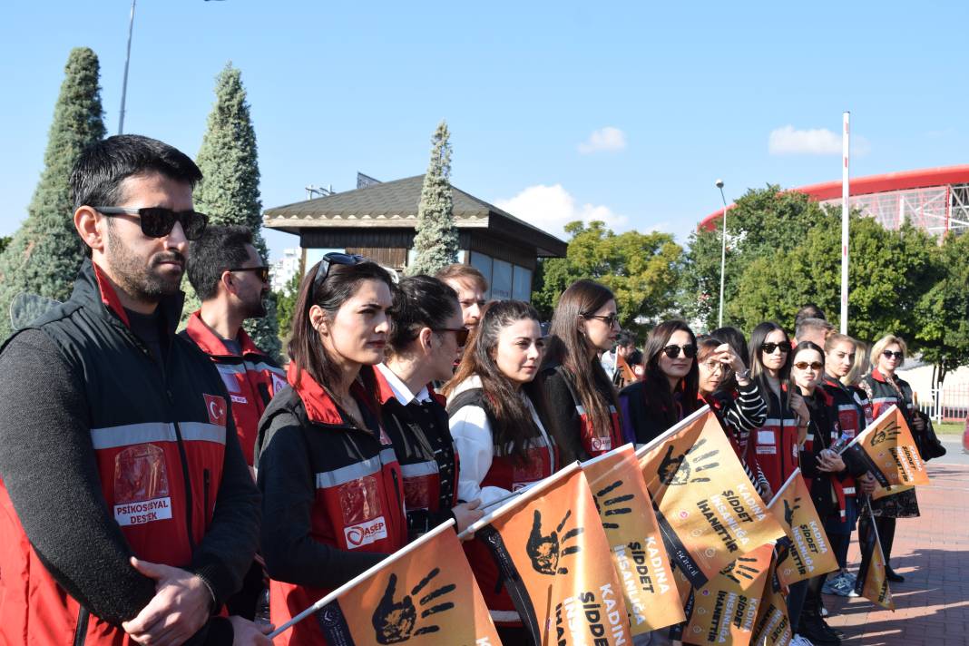 Antalya’da motosikletli kortej, kadına yönelik şiddete dikkat çekti 5