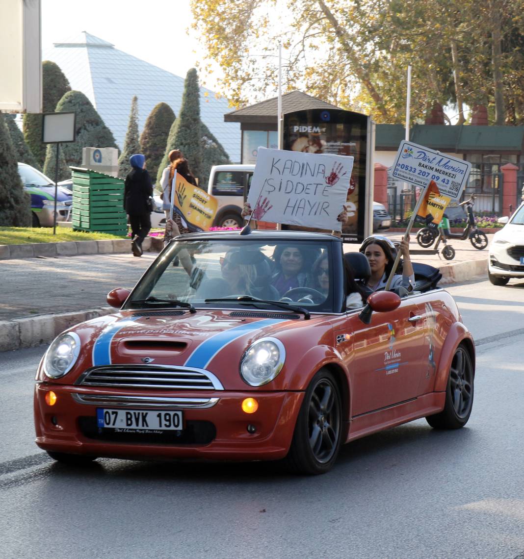 Antalya’da motosikletli kortej, kadına yönelik şiddete dikkat çekti 8