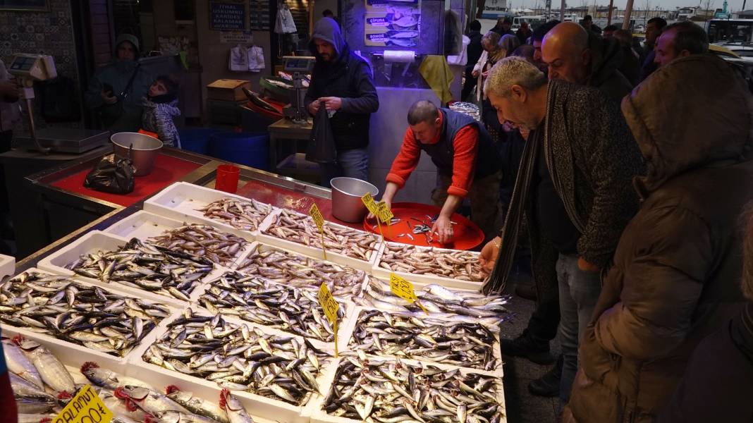 Trabzon’da balık fiyatları yükseldi: Hamsi azalıyor, palamut tezgahları bırakmıyor 1