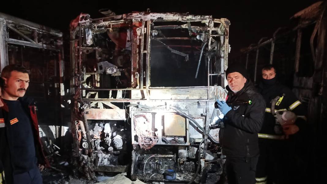 Burdur’da yangın: 5 halk otobüsü kullanılamaz halde 1