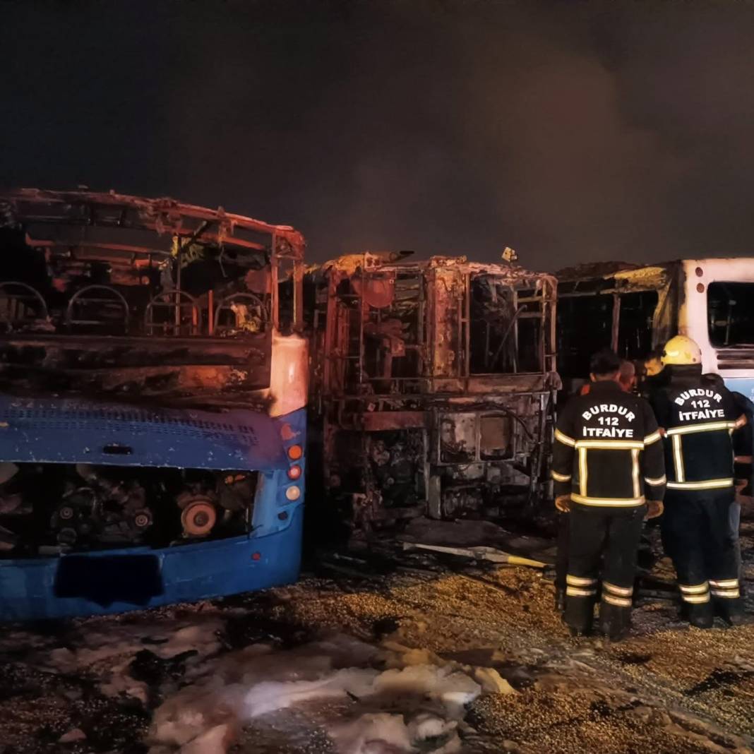 Burdur’da yangın: 5 halk otobüsü kullanılamaz halde 3