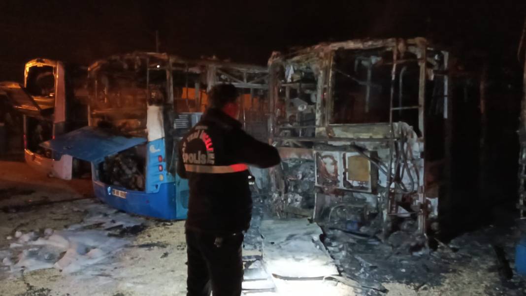 Burdur’da yangın: 5 halk otobüsü kullanılamaz halde 6