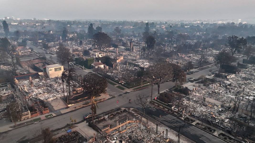 Los Angeles'taki yangın sürüyor: 5 kişi öldü, en az 137 bin kişi tahliye edildi 10