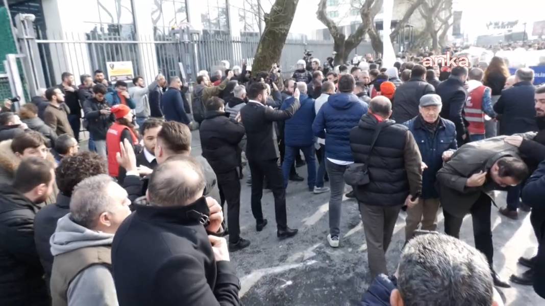 Çağlayan'da barikatın aşıldığı ve polisin biber gazı sıkıldığı anlar 1