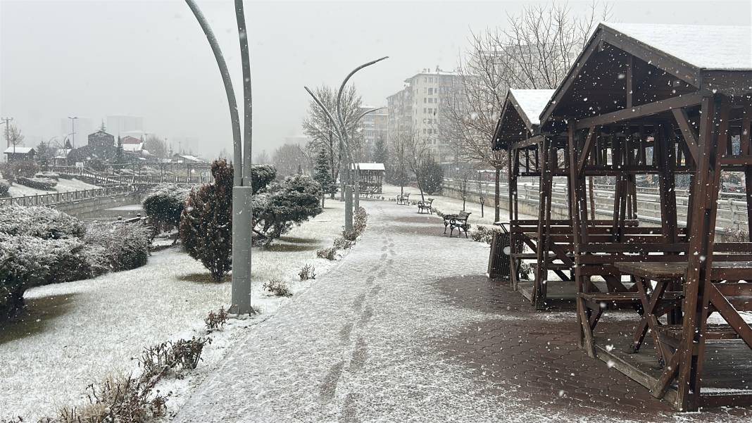 Sivas’ta yılın ilk karı: Kent beyaza büründü 2