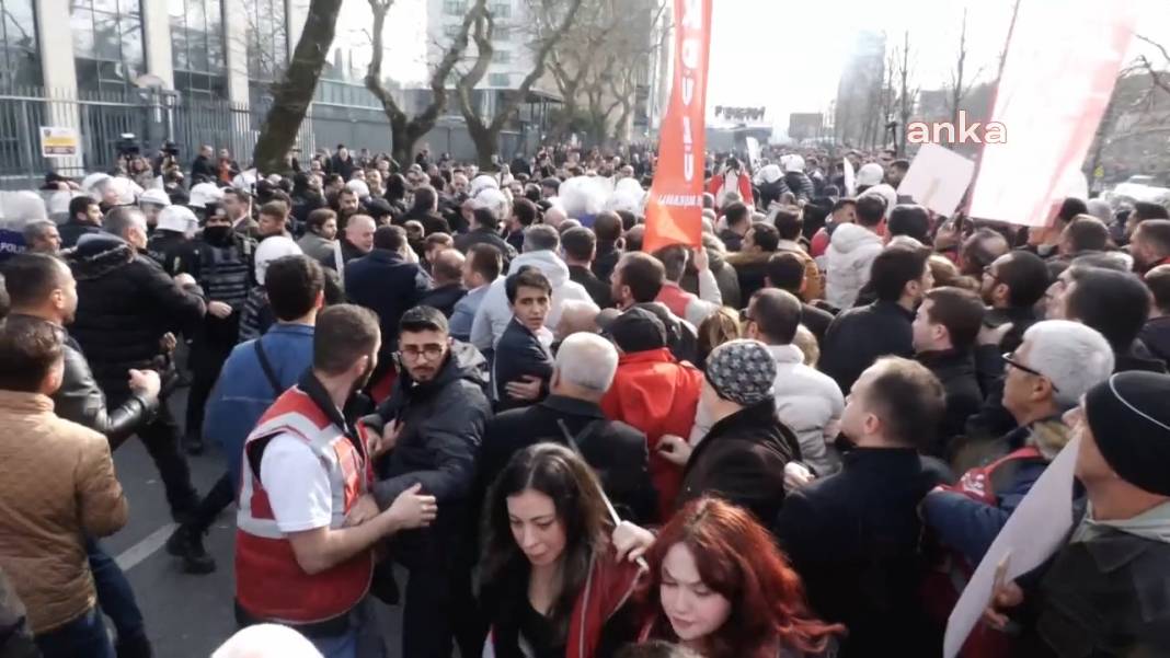 Çağlayan'da barikatın aşıldığı ve polisin biber gazı sıkıldığı anlar 4