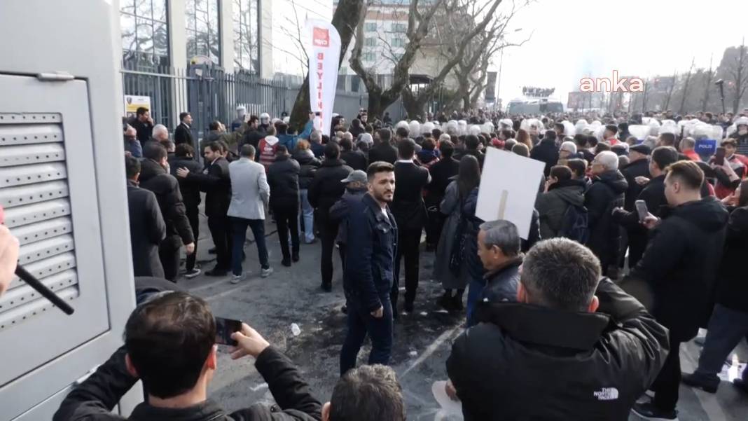 Çağlayan'da barikatın aşıldığı ve polisin biber gazı sıkıldığı anlar 2
