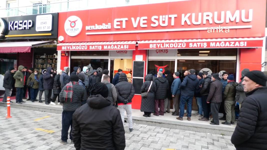 Beylikdüzü’nde et kuyruğu: Yurttaşlar gün aymadan sıraya girerken, saatlerce bekliyor 2