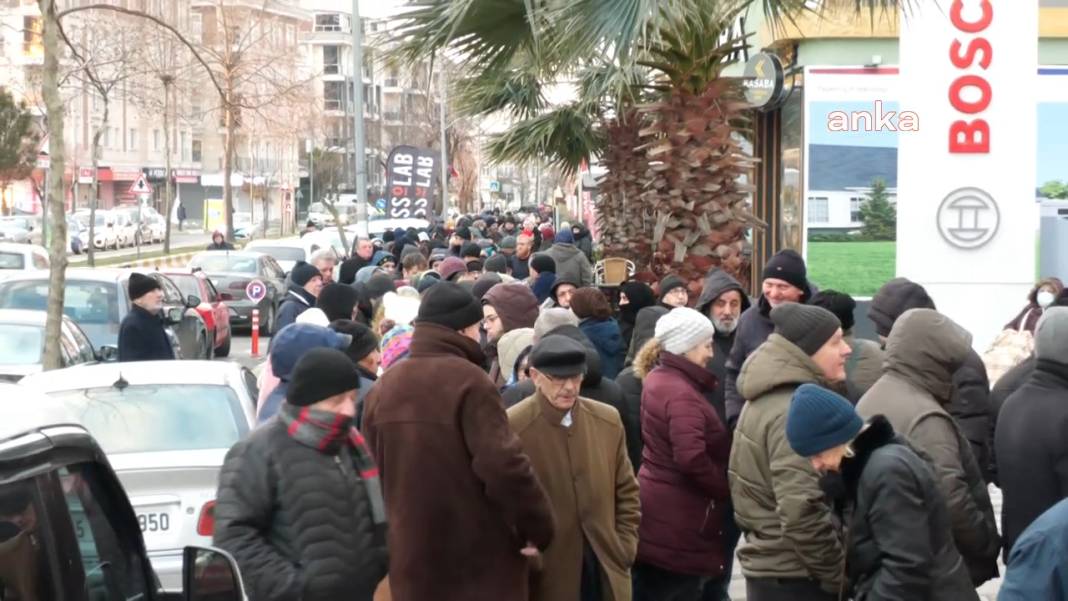 Beylikdüzü’nde et kuyruğu: Yurttaşlar gün aymadan sıraya girerken, saatlerce bekliyor 1