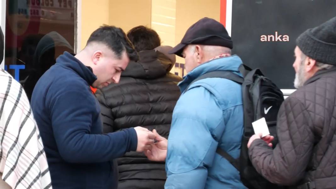 Beylikdüzü’nde et kuyruğu: Yurttaşlar gün aymadan sıraya girerken, saatlerce bekliyor 12