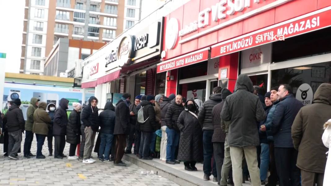 Beylikdüzü’nde et kuyruğu: Yurttaşlar gün aymadan sıraya girerken, saatlerce bekliyor 10
