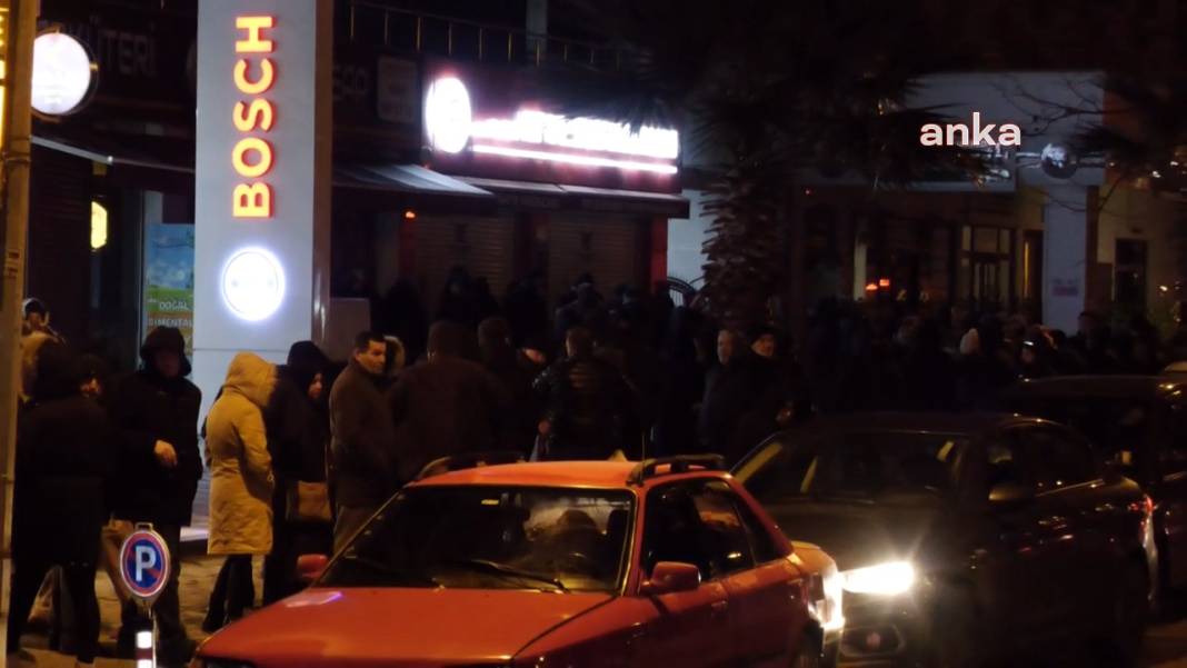 Beylikdüzü’nde et kuyruğu: Yurttaşlar gün aymadan sıraya girerken, saatlerce bekliyor 11