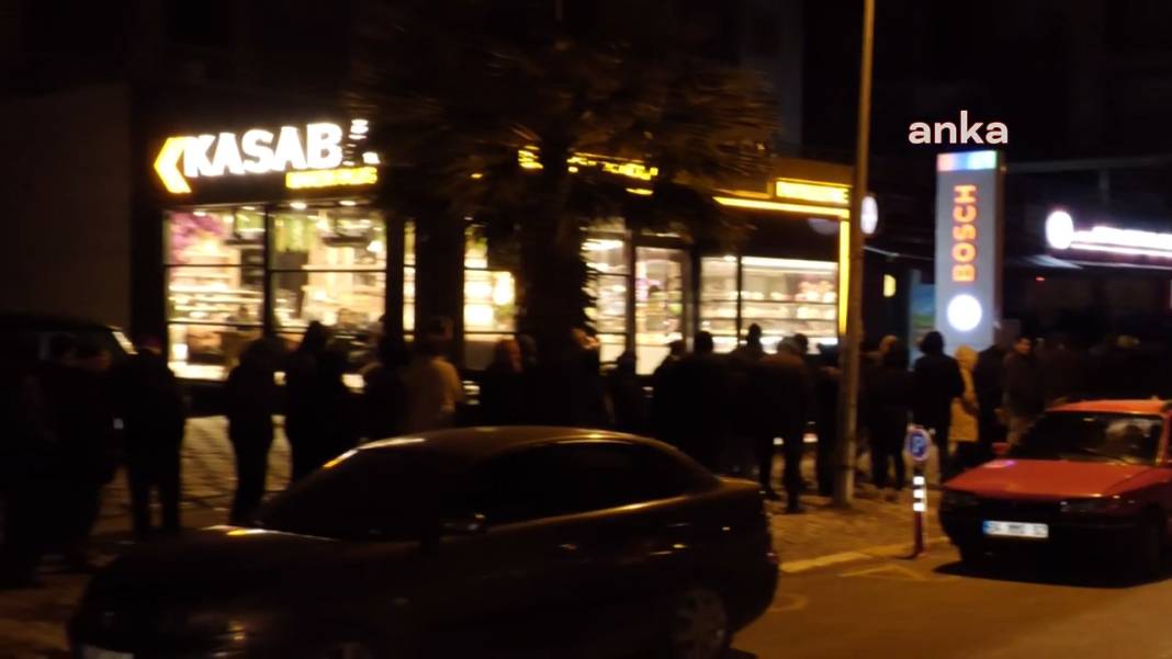 Beylikdüzü’nde et kuyruğu: Yurttaşlar gün aymadan sıraya girerken, saatlerce bekliyor 13