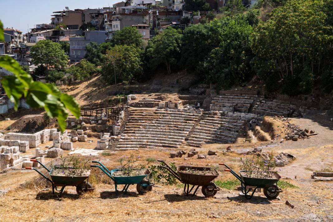 20 bin kişilik Antik Smyrna Tiyatrosu gün yüzüne çıkıyor 2