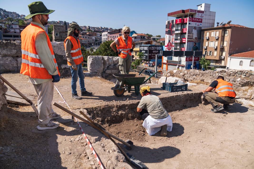 20 bin kişilik Antik Smyrna Tiyatrosu gün yüzüne çıkıyor 5