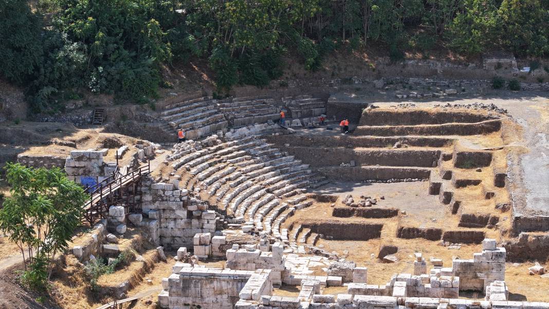 20 bin kişilik Antik Smyrna Tiyatrosu gün yüzüne çıkıyor 1