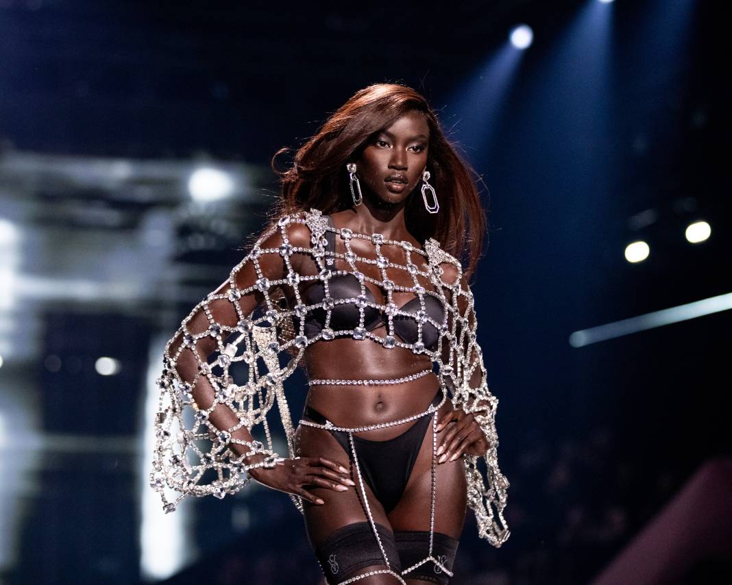 Moda tarihine geçen gece: Melekler yine büyüledi! 2