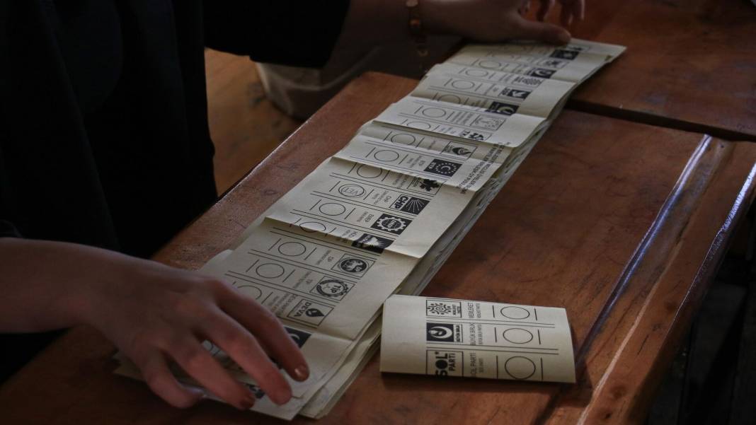 AKP 5 puan kaybetti, CHP birinci parti 3