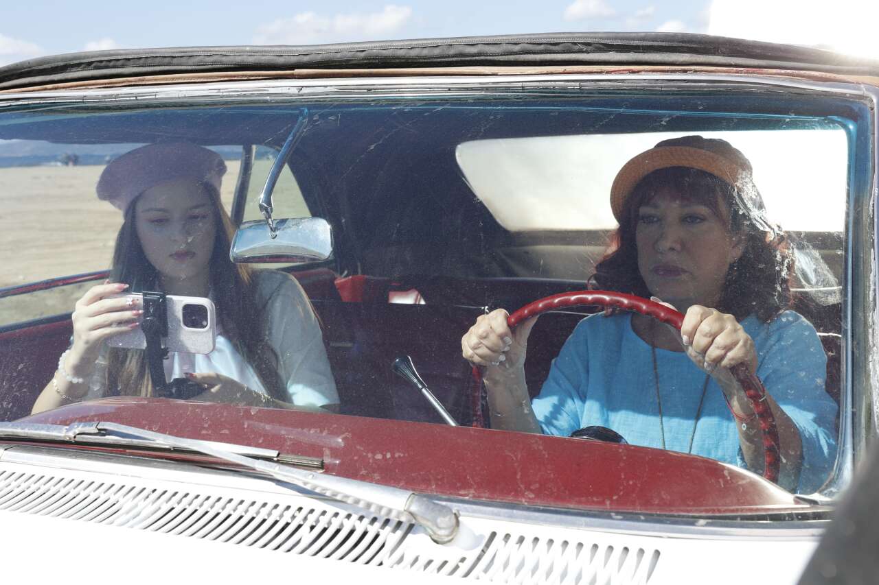 Efes’in gizeminde bir babaanne-torun dayanışması: Oya Başar başrolde 1