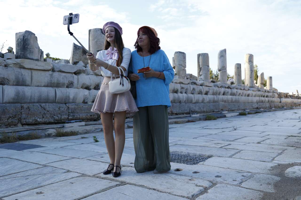 Efes’in gizeminde bir babaanne-torun dayanışması: Oya Başar başrolde 7