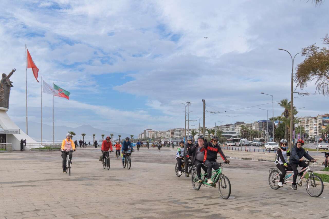 Pedallar, kabartma kitaplar için çevrildi: İzmir’de “Umuda” sürüş 7