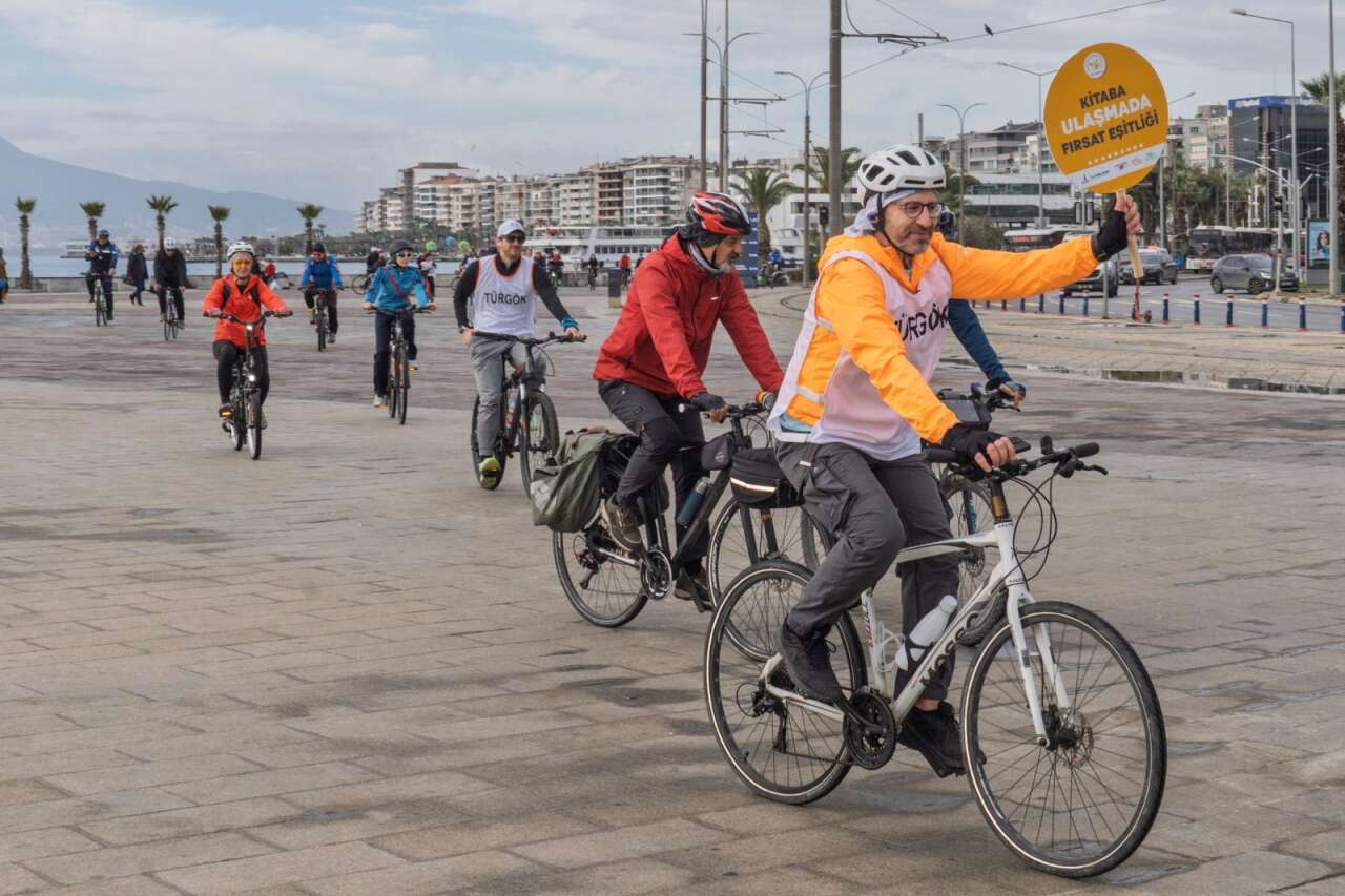 Pedallar, kabartma kitaplar için çevrildi: İzmir’de “Umuda” sürüş 5