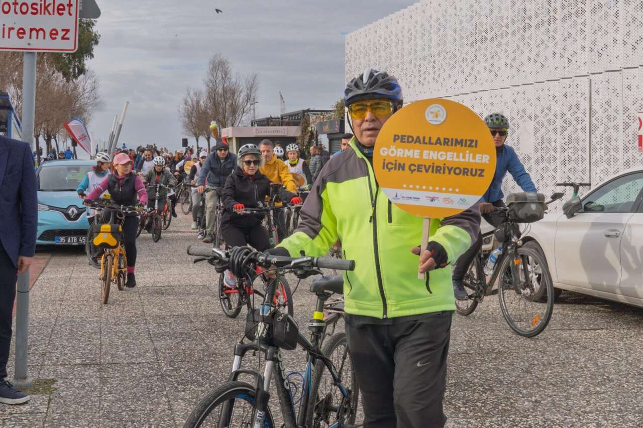 Pedallar, kabartma kitaplar için çevrildi: İzmir’de “Umuda” sürüş 4