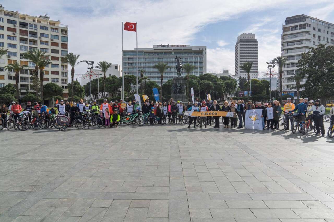 Pedallar, kabartma kitaplar için çevrildi: İzmir’de “Umuda” sürüş 6
