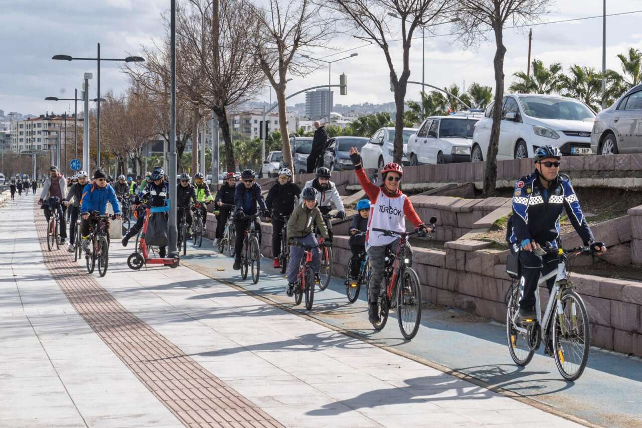 Pedallar, kabartma kitaplar için çevrildi: İzmir’de “Umuda” sürüş 2