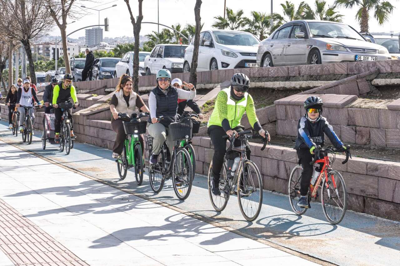 Pedallar, kabartma kitaplar için çevrildi: İzmir’de “Umuda” sürüş 1