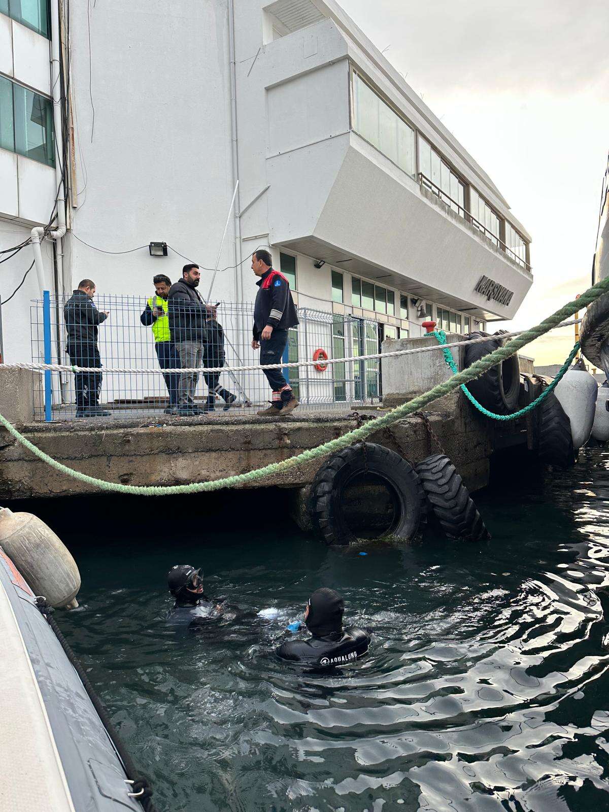 İzmir İtfaiyesi iskelenin altına sıkışan kediyi operasyonla kurtardı 1