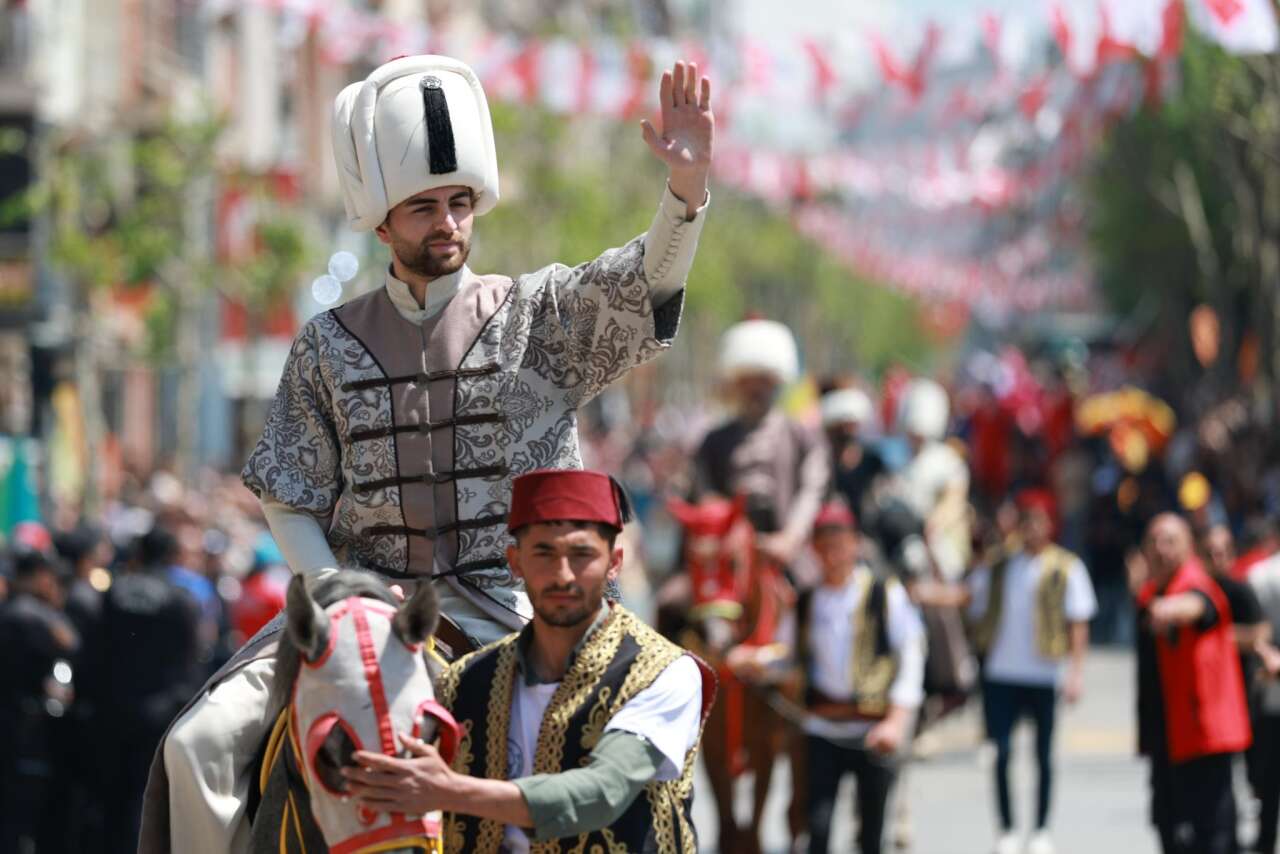 Manisa'da festival sona erdi: 10 ton mesir macunu saçıldı 3