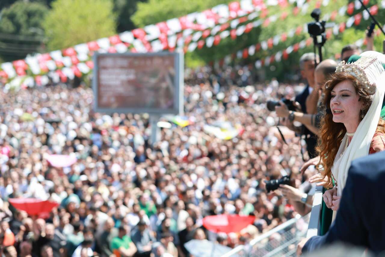 Manisa'da festival sona erdi: 10 ton mesir macunu saçıldı 8
