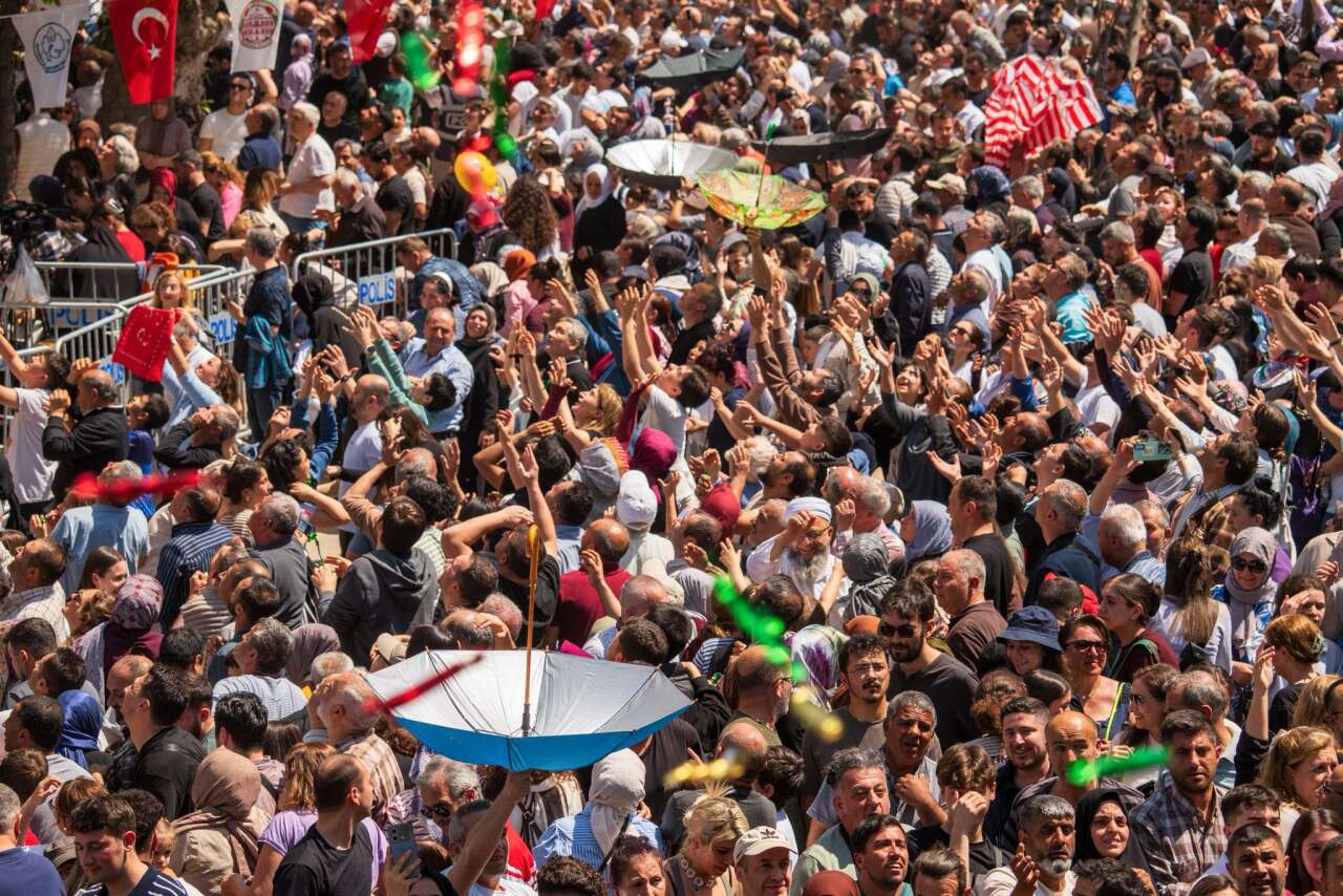 Manisa'da festival sona erdi: 10 ton mesir macunu saçıldı 1