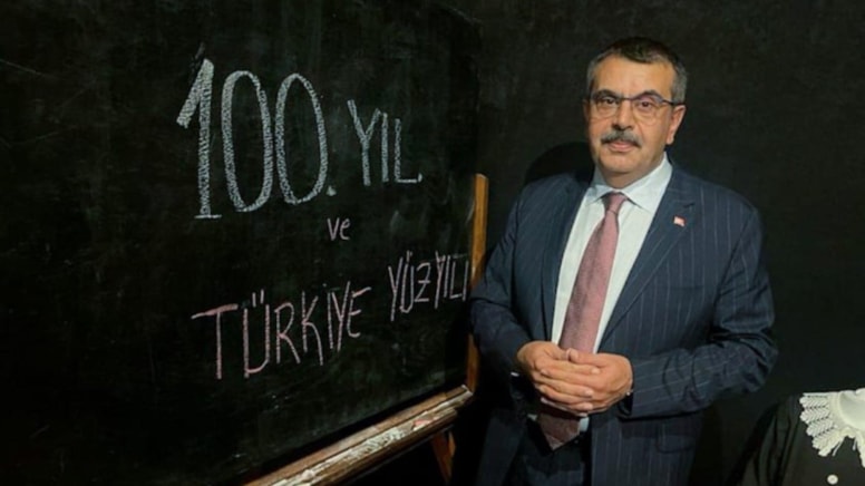 MEB, "Türkiye Yüzyılı’nın Yüz Akı 100 Eser" başlıklı raporunda, AKP öncesini görmezden geldi