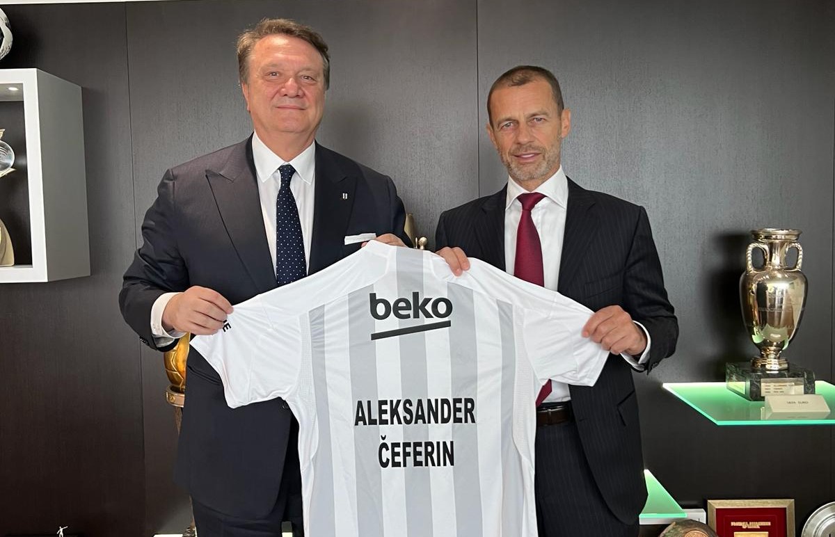 UEFA başkanına Beşiktaş forması