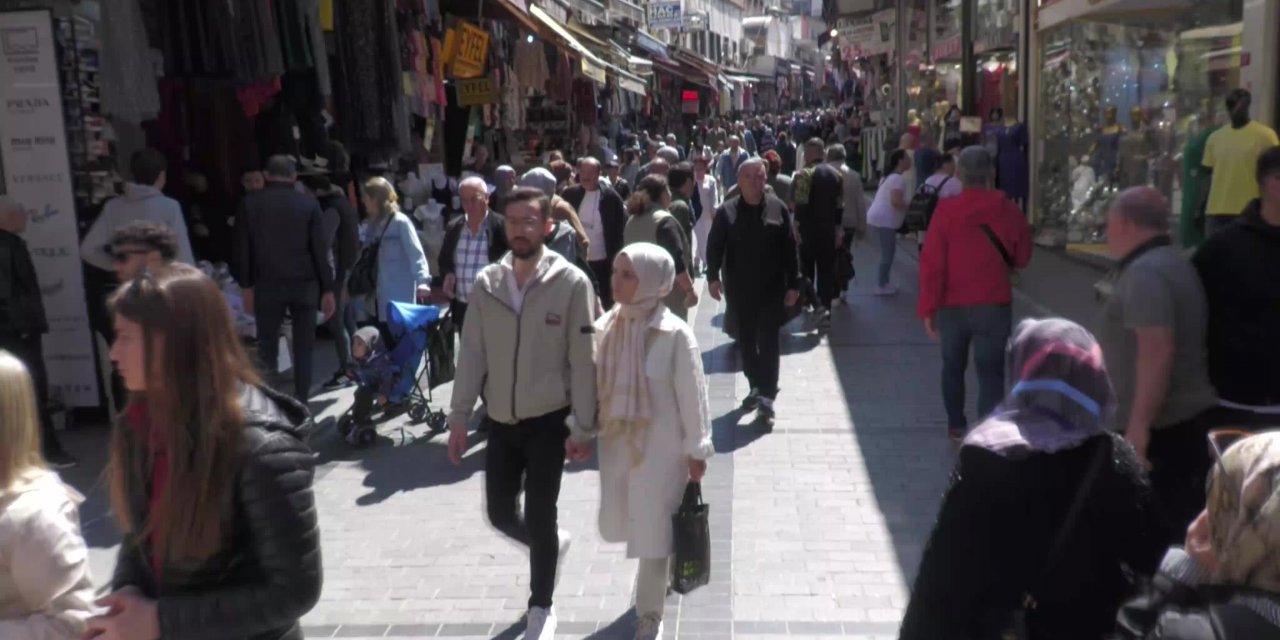 Yurttaşlar yoksulluğunu anlattı: Yeni evli kızımın evinin eşyasını sattık yanımıza aldık, ağlayasım geliyor