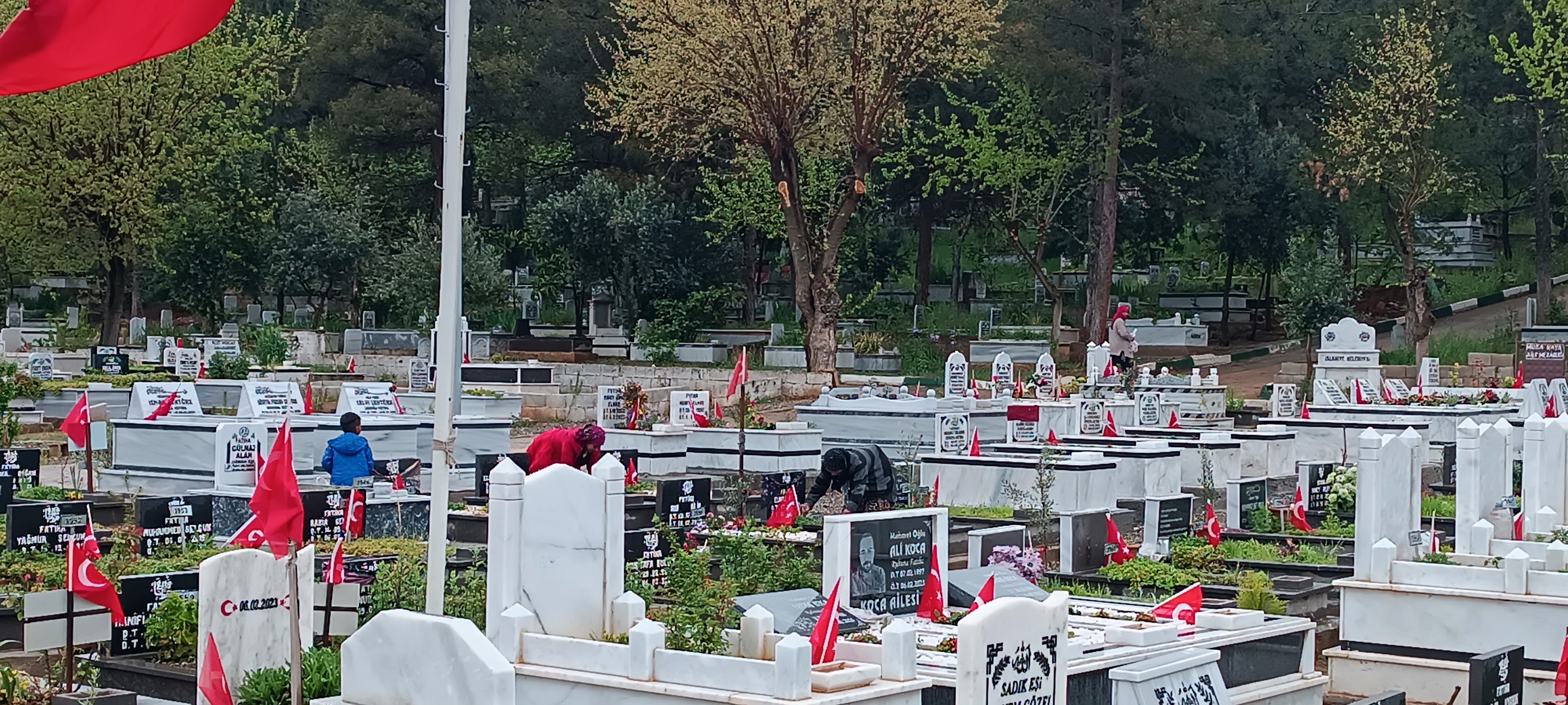 Deprem illerindeki mezarlıklarda hüzünlü bayram ziyareti