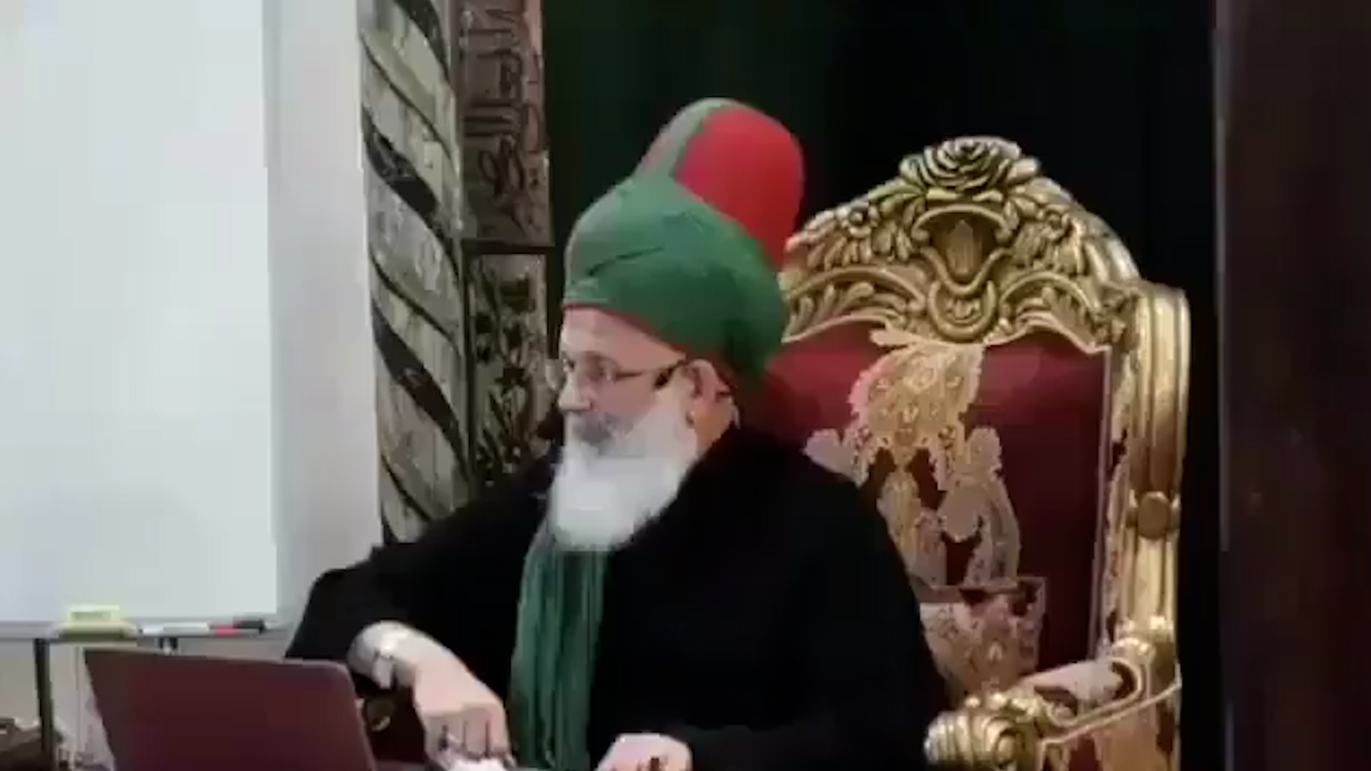 Mevlevi Tarikatı Şeyhi Mustafa Özbağ'ın "Geçinemiyorum diyenin maaşını düşürmek sünnettir" sözleri yeniden gündem oldu