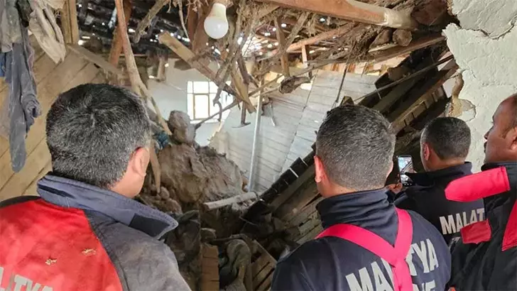 Malatya'da 2 katlı ahşap ev çöktü; alt kattaki 6 büyükbaş kurtarıldı