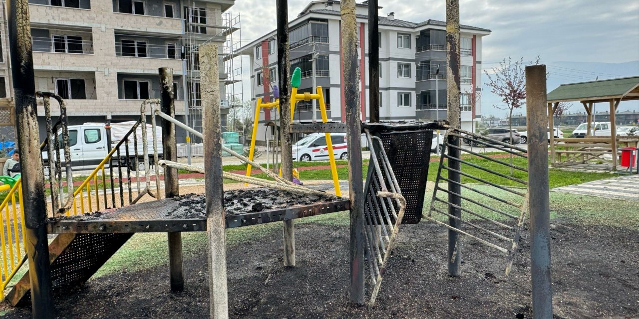 Bolu Belediyesi’nin yaptırdığı çocuk parkı kundaklandı
