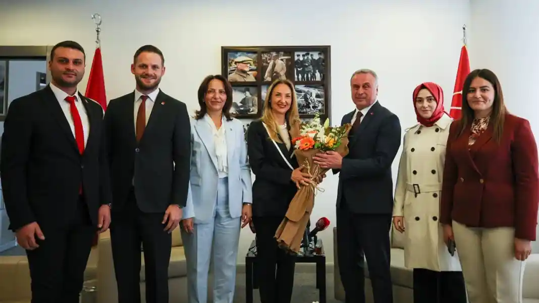 CHP'li Nazlıaka kepenk indiren esnafı anlattı, AKP'li Sert'in yanıtı olay oldu: 'Amerika’da da evsizler var'